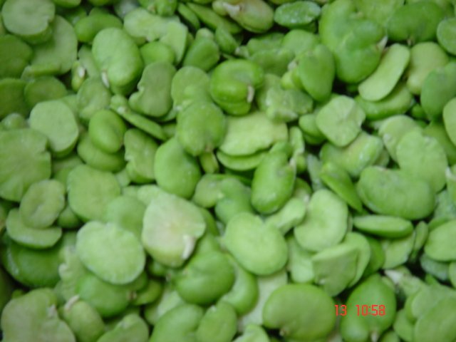 Peeling broad bean
